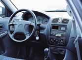 Til tross for godt oppbygde sidevanger, er ikke sidestøtten like god som i Astra, noe som skyldes at setene er bredere. 44 Bil november 1998 Testvurdering førerplass: Astra: 5. 323F: 5.