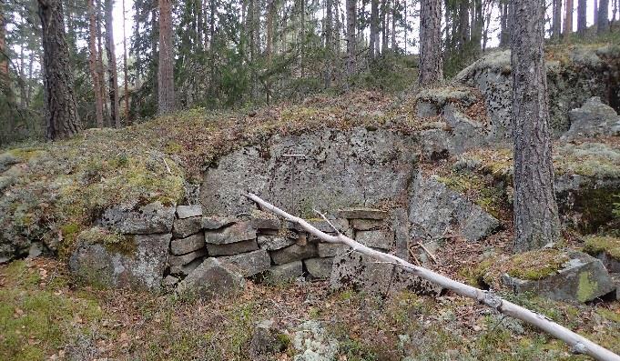 Ut fra form og karakter tolkes disse som gravemaskingravde.