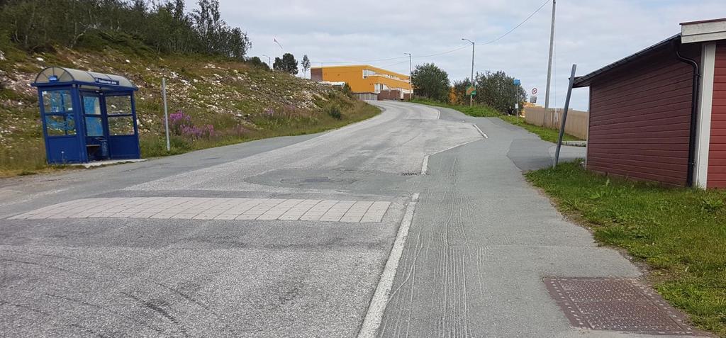 2.3.11 Kryssingspunkt 13 1 Gående mellom fortauet langs Nordøyvegen og bussholdeplassen på motsatt side krysser Nordøyvegen i dette punktet. Punktet mangler tilrettelegging.