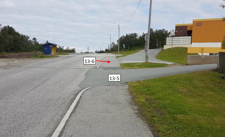 2.3.15 Kryssingspunkt 13 5 Gående på fortau langs Nordøyvegen krysser avkjørselen til et parkeringshus i dette punktet. Punktet mangler tilrettelegging, men det er fortau på begge sider.