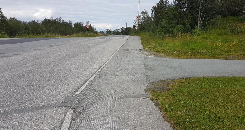 2.3.17 Kryssingspunkt 13 7 Gående på fortau langs Nordøyvegen krysser Brattbakken i dette punktet. Fartsgrensen er 30 km/t og det er belysning på strekningen.