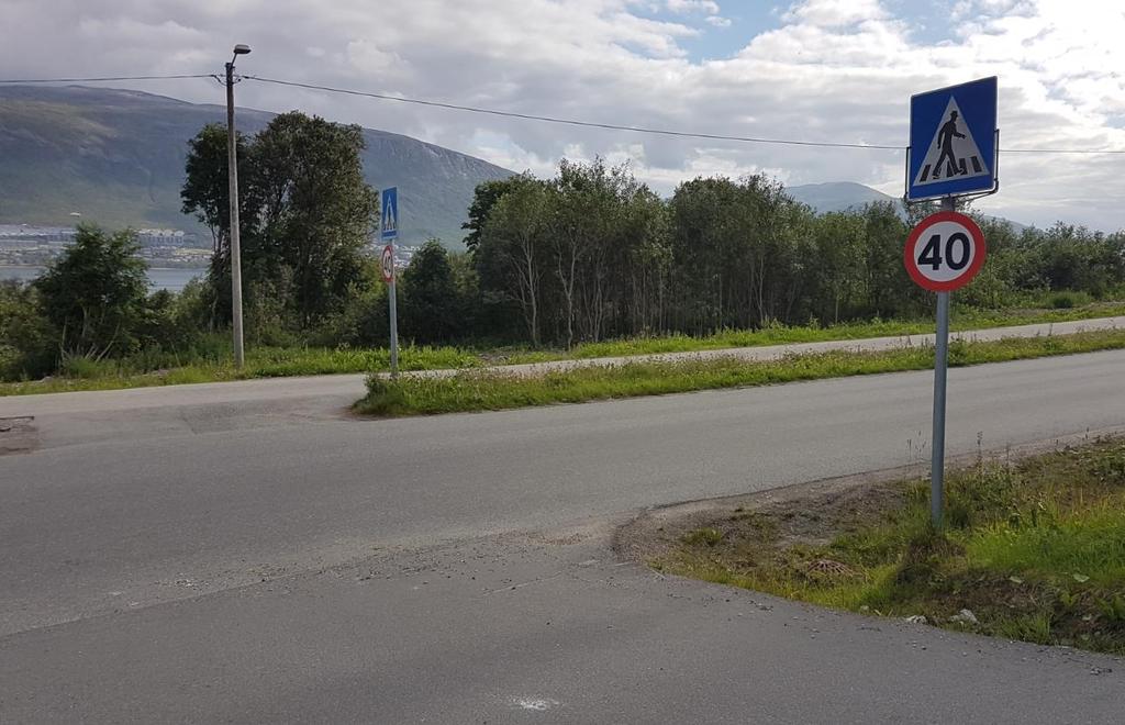 2.3.28 Kryssingspunkt 13 18 Punktet er et gangfelt i Nordøyvegen. Det er etablert fortau på begge sider. Punktet ligger på strekning med belysning og fartsgrense 40 km/t.