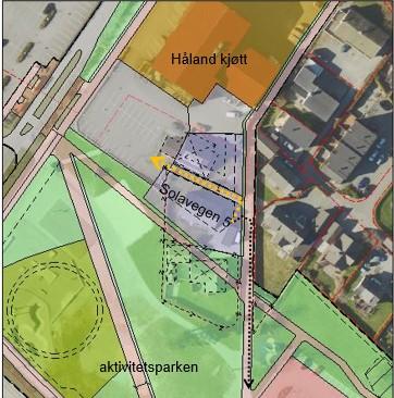 Figur 21: Områdeplanen viser ny vegutløysing for Solavegen 5. Med svart prikka linje: Etablert utkøyring via parkeringsplassen for rådhuset.