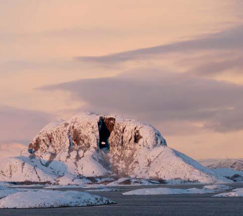 Hold deg på dekk eller bli sittende i panoramasalongen snart seiler vi forbi den spektakulære fjellkjeden De syv søstre.