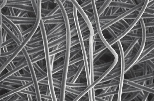 Gjennom et mikroskop ser man at Exufiber-bandasjene er laget av tette fibre som minimerer området hvor væske kan flyte fritt, og dermed kapsles inn i bandasjen.