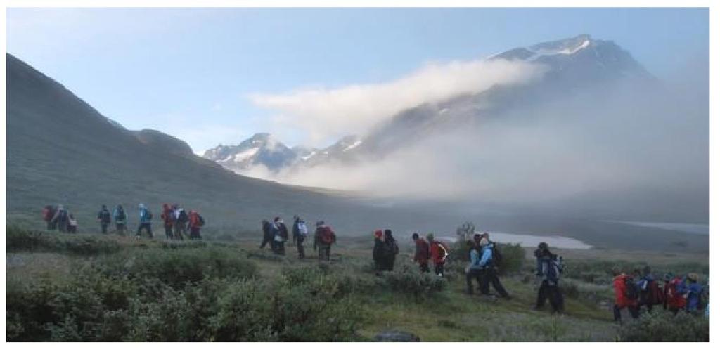 Oppgåve 6 (4 poeng) Temperaturen blir lågare jo høgare over havet vi kjem. Spiterstulen ligg 1 106 m over havet. Toppen av Galdhøpiggen ligg 2 469 m over havet.