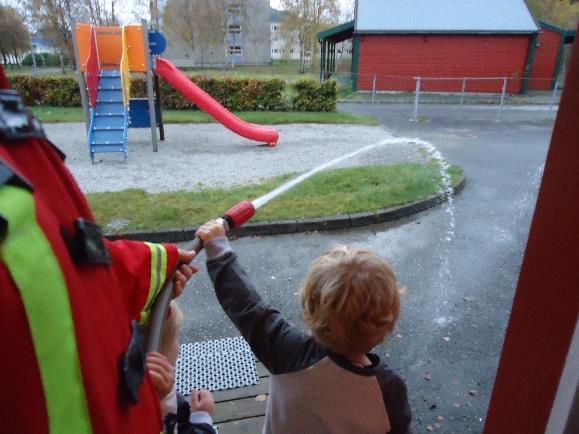 Det er kjekt å se hvor interessert de blir når du dramatiserer med konkreter og at de samtaler om opplevelsene i etterkant hvor de bruker ord som de ellers ikke bruker.