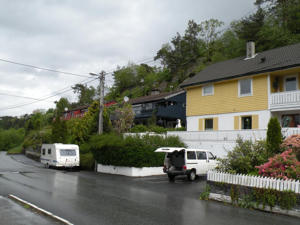 Figur 2: Boligene i Sælenveien 45, 47, 47A, 49 og 49A. 5 GRUNNFORHOLD Topografi Boligene er bygget tett inntil en steil bergvegg. Plan ved boligen starter på ca kote 20.