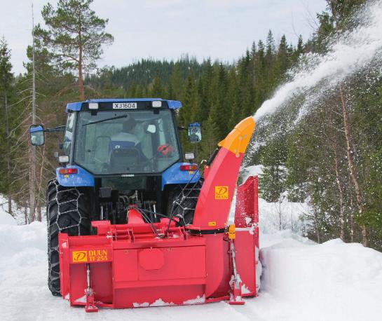 Freser det meste Totrinnsfres TF255 Sideforskjøvet hovedinnmating gir uforstyrret snøgjennomgang og stor effekt.