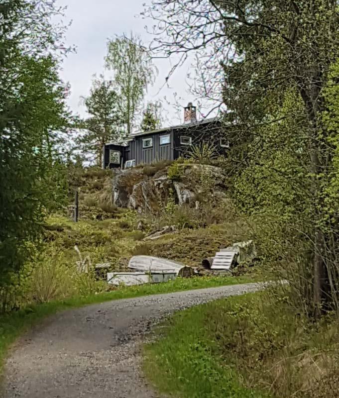 Bilde 3 Fjellknauser bak verneverdig låve Turveien gjør en sving og på toppen av en langsgående fjellrygg