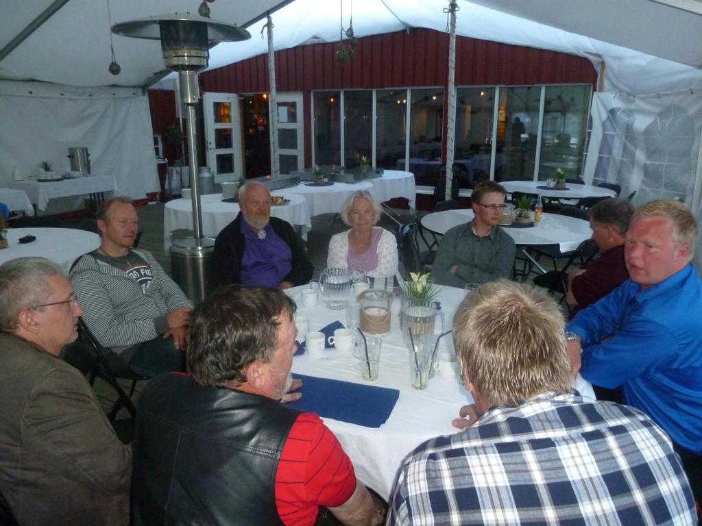 Vi ser fra foran helt til venstre og rundt bordet Helge Skjervheim, Ski HK, Thomas Løland, Ski HK,