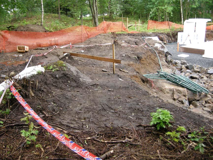 99/1, Askim Saksnr. 07/02585 Oversikt over feltet ved undersøkelsens start. Gravfeltet i bakgrunnen. Bakerst til høyre ligger en gravhaug kant i kant med byggeområdet.