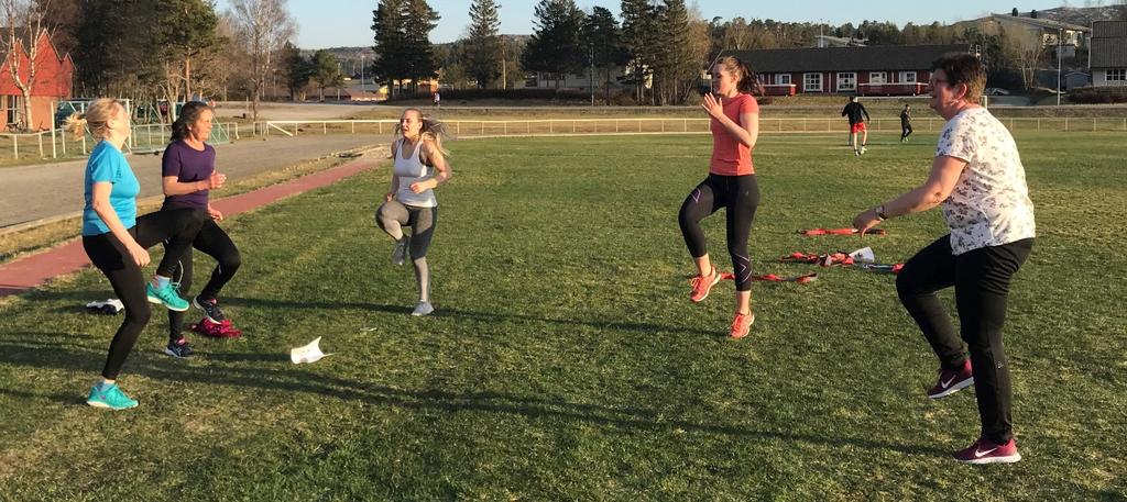 Sykle til jobben sparket i gang Personlig trener Sunniva Pettersen ledet deltakerne på Kick off-arrangementet til Sykle til jobben i Nærøy og Vikna gjennom en treningsøkt på onsdag.