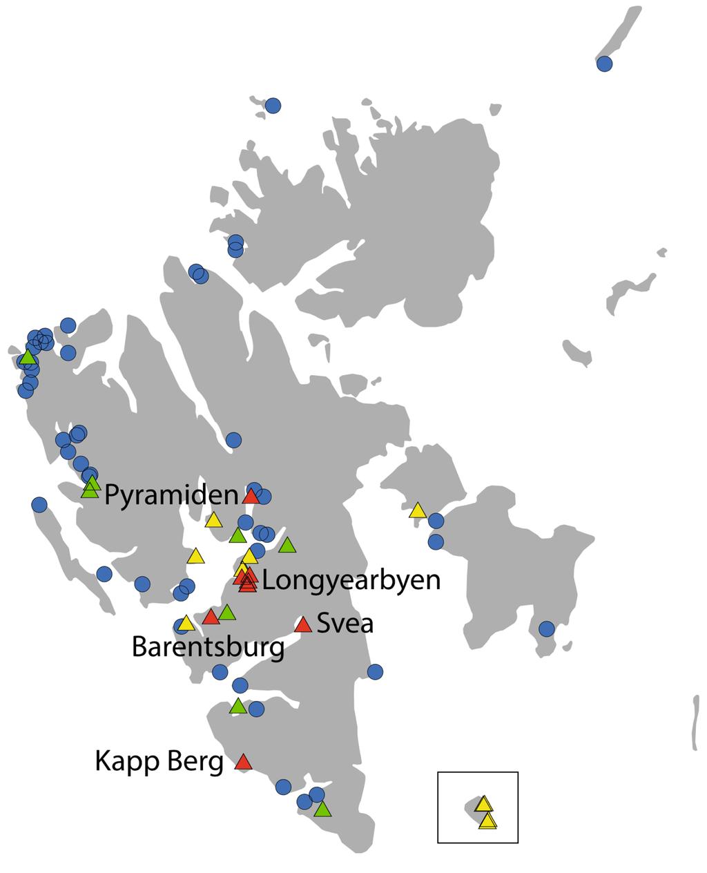 Figur 4.6 Oversiktskart over lokaliteter for fremmede karplanter på Svalbard, og steder som er undersøkt for fremmede arter. Triangler angir forekomst av fremmede arter.