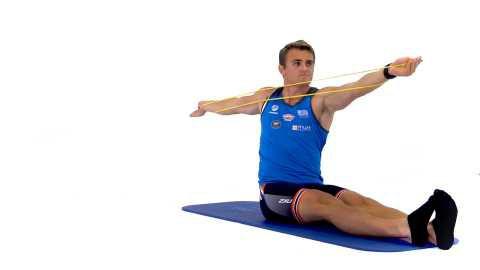 Hamstringstøyning med rotasjon Hold benet strakt Bøy overkroppen strakt og rolig fremover Roter overkroppen til begge siden før du fører overkroppen bakover Gjenta øvelsen på begge ben 5.