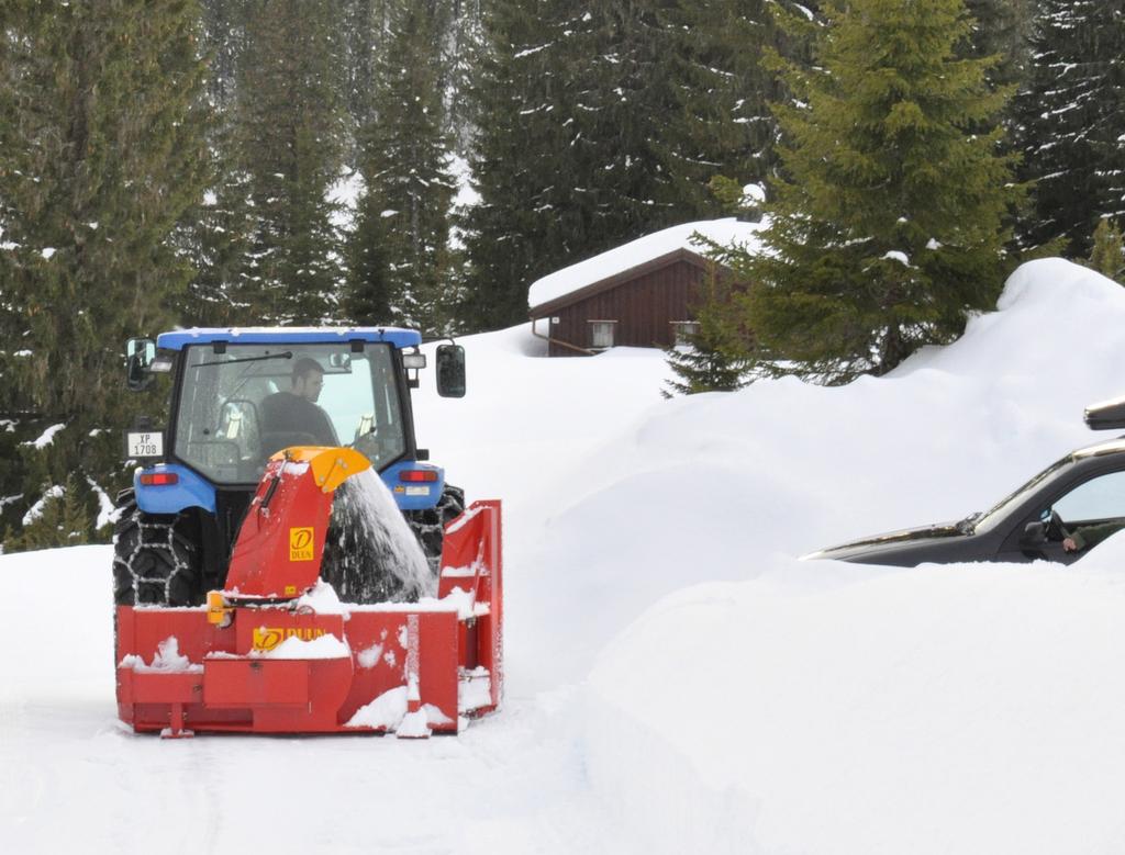 Nedbrekksklaff Bruk av nedbrekksklaff for mellomlagring av snø mellom traktor og fres ved passering