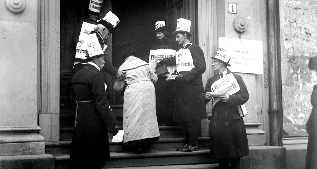 1920 I 1920 vedtok Stortinget for første gang å justere stemmerettsalderen. I første omgang ble den senket fra 25 år til 23 år.