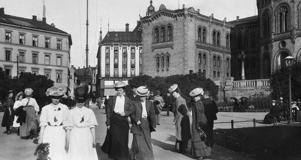 1913 I 1913 vedtok Stortinget enstemmig at kvinner skulle ha stemmerett på lik linje med menn.