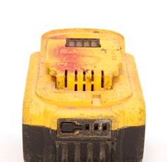 Batteripolene skal beskyttes ved å bruke lagrings hetten når batteriet ikke brukes (forsiktig: ikke la det ligge løse metalldeler i verktøyesken nær batteripolene). 7.