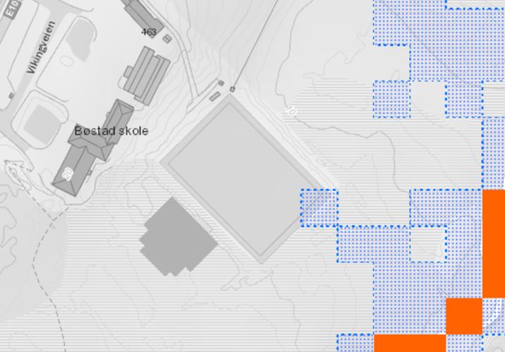 3.2. Naturgitte forhold og omgivelser Planområdet ligger kote ca 14-22, på et relativt flatt område med avstand til omkringliggende høye fjell og sjø.