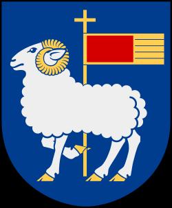 Landskapsflagget med Gotlands våpen vaiet mange steder. Her er fullt av sauer, stort sett svarte, og akkurat nå var det en mengde nusselige lam. Sikkert kjekt å være på en øy fri for ulv og bjørn.