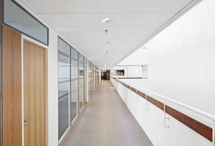 På denne måten blir korridorene til uformelle møteområder i flere og flere kontorbygg.