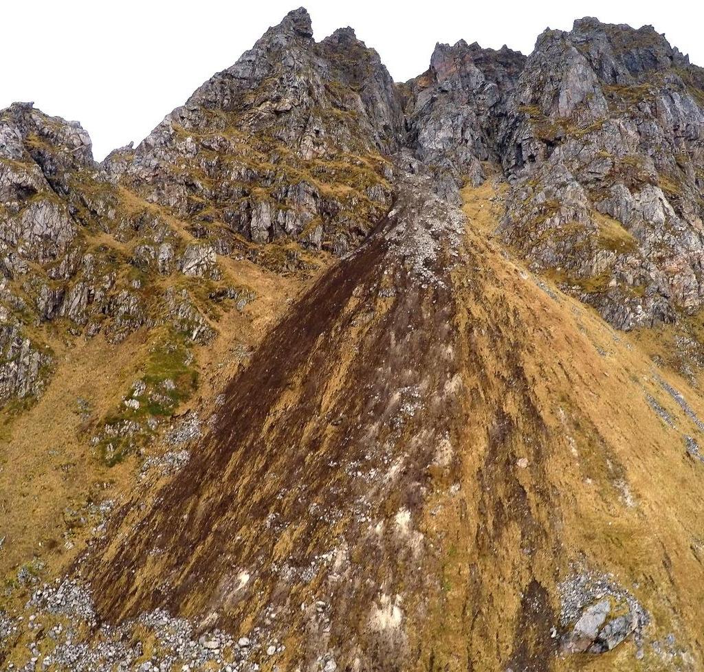 LØSNE-OMRÅDET ~300 moh i nordre klipe i søndre vegg (sammenligning av helikopterfoto fra 2007 og detaljfoto fra DRONE) Løsneområdet er anslått 20 m høyt,10 m