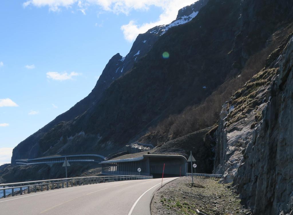 SKREDOVERBYGG >3x kostnaden av tunnel Er ikke skredfaglig tilrådelig langs strekningen på grunn av ivaretagelsen av arbeidssikkerheten.