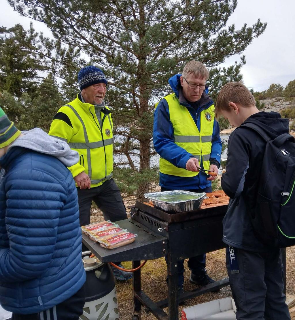 Servering Fungerte utmerket (Leif B og Harald) Fikk sponset 250 pølser fra Kråkerøy Idrettslag Kjøpte inn