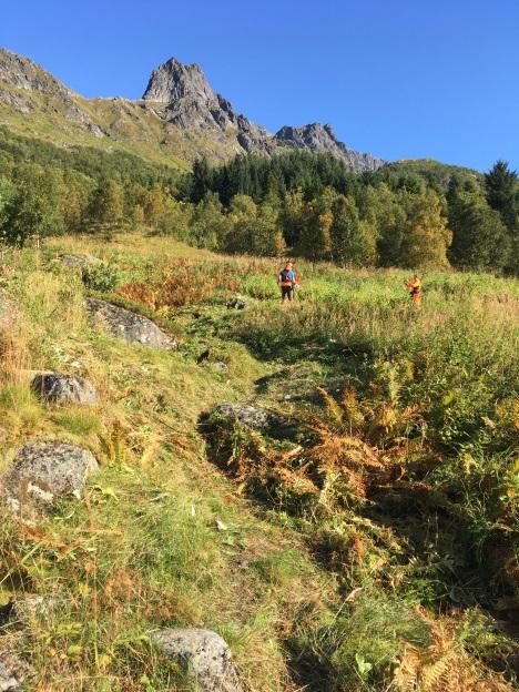 Bilde 4 Plukkere, mannskap og søppel på KMV Heimdal Søppelplukkinga i Svellingsflaket lvo i samarbeid med Digermulen og Vestbygda skoler, Kystvakta og RenoVest ble i år gjennomført.