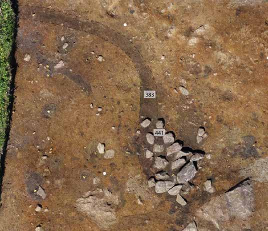 26 Figur 22. Planfoto av den steinfylte gropen S441. Ser hvordan grøft S383 går inn i gropen. Figur 23. Profiltegning av den steinfylte gropen S441. Staurhull (S2275, 2282, 2289 og 2317, figur 21).