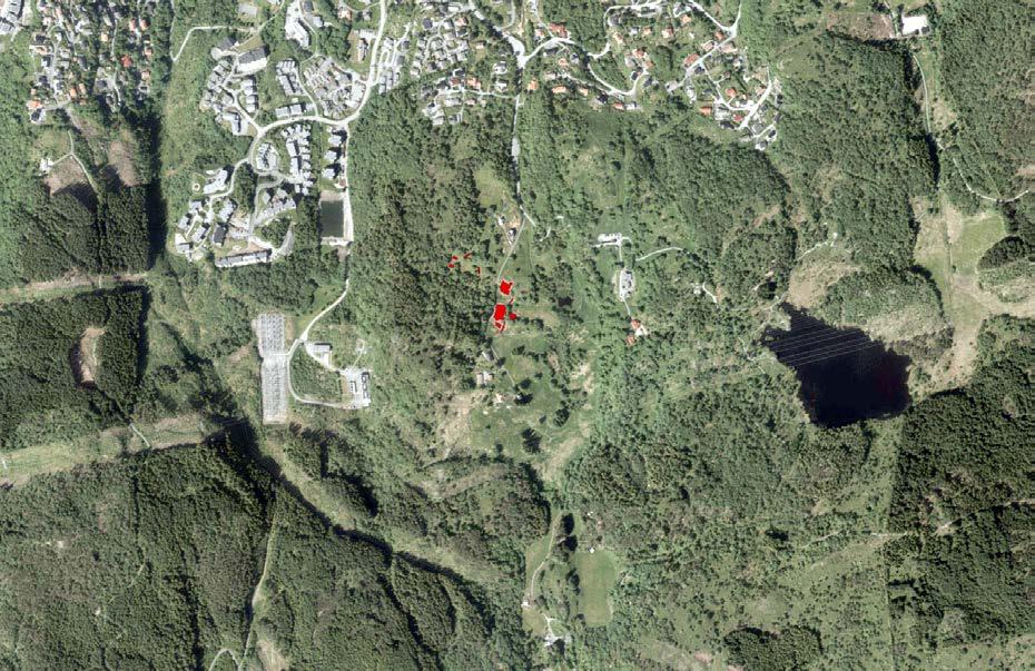 5 Figur 3. Flyfoto over Nøttveit og nærliggende områder. Røde polygoner viser utgravde felter. Ser boligfeltene på Apeltun øverst i bildet. 3. Praktisk gjennomføring av utgravingsprosjektet 3.