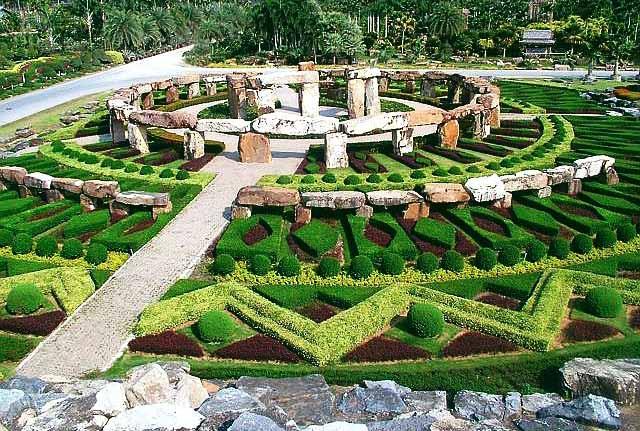 NONG NOOCH TROPICAL GARDEN Intrikat skulpturerte tropiske hager skaper en