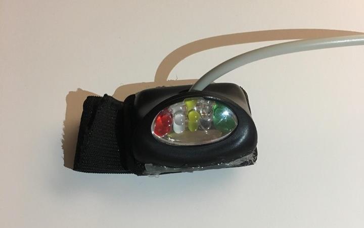 For å skape lysenheten benyttet vi oss av coveret til en gammel hodelykt der vi implementerte lysdioder i ulike farger, dette ga også beskyttelse til lysdiodene, og var å foretrekke fremfor simpel