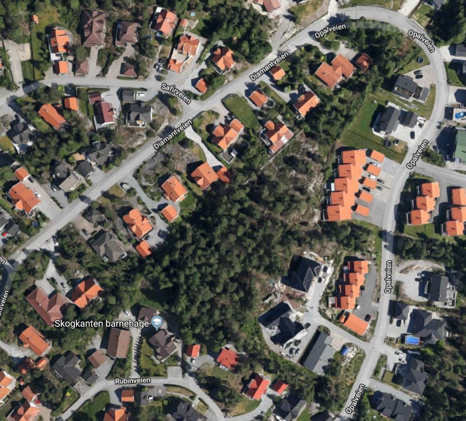 Området er i dag omkranset av bebyggelse på alle kanter, men er tilgjengelig via tre adkomster fra omkringliggende veier. Arealet ligger i en sydvestvendt helling som stiger fra 126 m o.