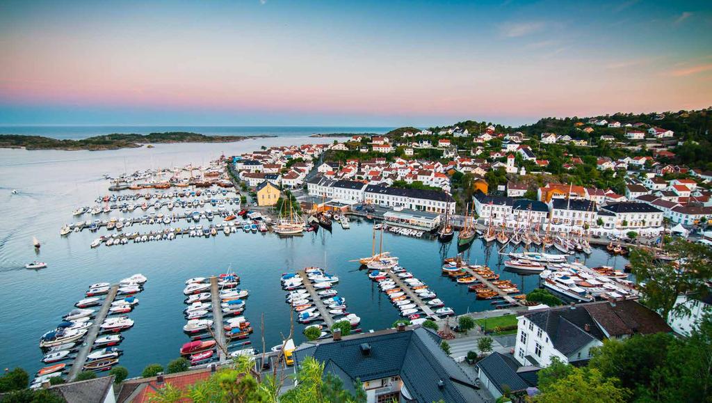 Risør by Trehusbyen Risør, også kalt Den hvite by ved Skagerrak, regnes idag som en av de best bevarte trehusbyen i Europa.