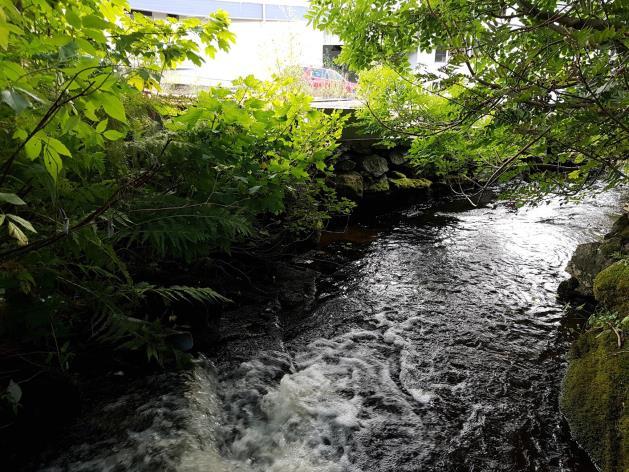 Forbygginga bør følgje same høgd som langs betongdekket (frå elvebotn til topp forbygging). Storleik tilsvarande som blokker elles i forbygginga kan leggast til grunn.