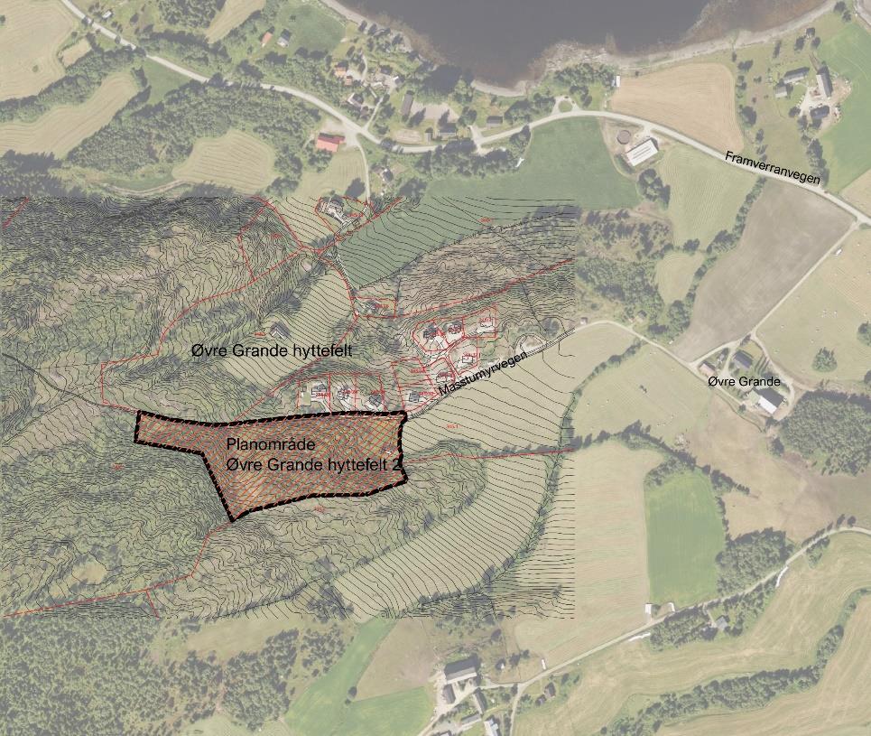 Planområdet vises med oransje markering. Ortofoto i bakgrunnen er hentet fra Norge i bilder. Området grenser mot eksisterende hyttefelt i nordøst og dyrkamark i øst og delvis i nord.