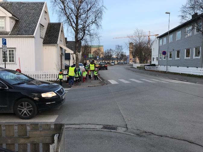 På deler av strekningen er det ei trerekke mellom gata og fortauet. På østsiden er det fortau langs store deler av gata, men ved innkjøring til Fridtjof Anderssens vei er det et areal uten fortau.