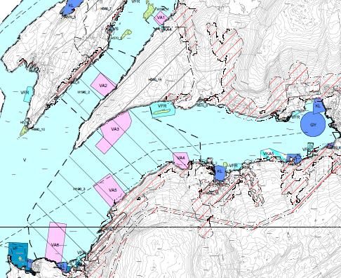 VA lokaliteten 10324 Gjerdesvikflua: utvida VA-område kjem inn i kvit sektor for Venjaneset fyrlykt, og går inn i linjesymbolet til farleia (stripla blå linje i kart ovanfor).