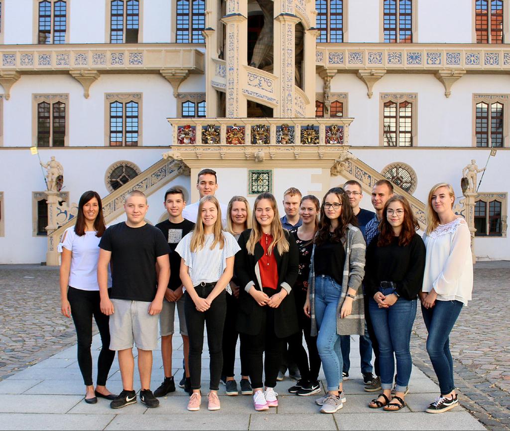 Wir bilden Euch aus, weil wir Euch brauchen, sagte Landrat Kai Emanuel bei der feierlichen Vertragsunterzeichnung der neuen Auszubildenden und Studenten auf Schloss Hartenfels.