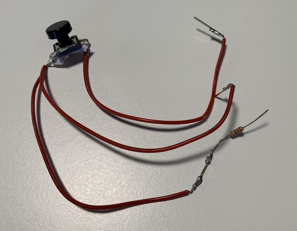 7 Knapp 220Ω resistor loddet til ledningen som skal til ground.