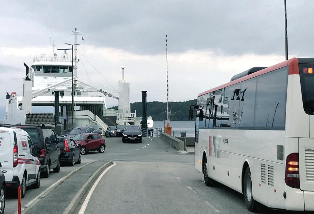 Samferdsel Eit sterkt lokalsamfunn med spreidd busetnad må ha trygg og effektiv transport, både i privatbil og med kollektivtransport. Ferjene er vegane til og frå kommunen vår.