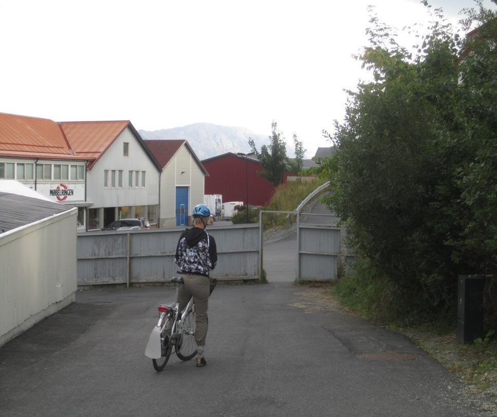 Det er også omtalt at det i Havnegata/Kirkeveien er et brudd i sykkelveinettet, men det er en åpning i gjerdet slik at syklister og fotgjengere kan passere, slik bildet i figur 5 viser.