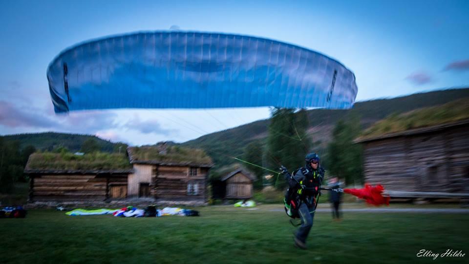 4. Bruk av signaler for paraglider: Pilot gir håndsignal til VF ved å vifte med begge armene. Dette betyr at jeg er klar til start. VF signaliserer tilbake med tommel opp høyt i været.