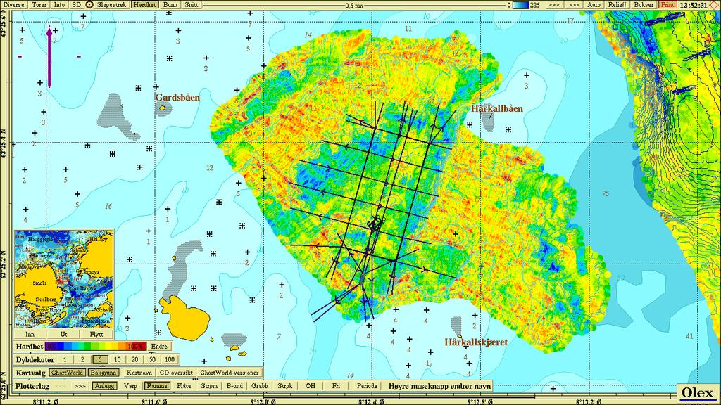 Figur 3.1.2. Relativ hardhet på sedimentet rundt anlegget illustrert med en fargegradient fra rødt (hardbunn) til blått/lilla (bløtbunn). Fortøyningsliner og anleggsplassering er gitt i kartet.