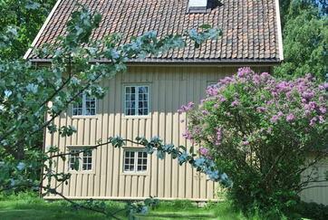 Sensommertur Vi starter dagen på lystgården Stillesholmen i Lier klokken 11.30. Christen og Drude Gjesdahl byr på omvisning og kaffeservering i dette unike og fredete huset fra 1750-tallet.