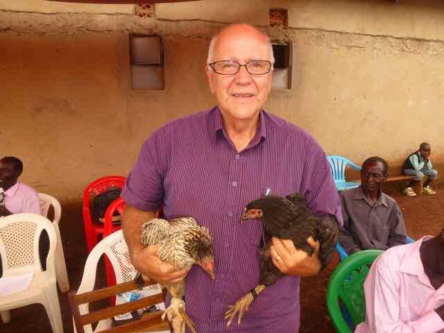 KOM OG SE! Okt./Nov. 2015 - Nummer 5 Takknemlig for besøk! Typisk gave i Uganda. Neville Muir fikk to høner i Lira.