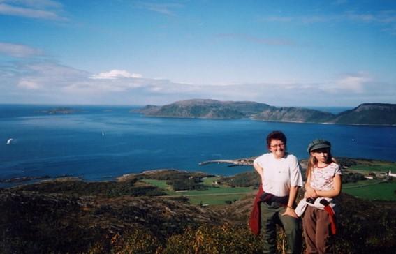 Holmshatten 620 moh 3, 9 km Følg riksvei 17 mot Holm, og på den lange sletten før kirken, like ved 60 km skilter, er det