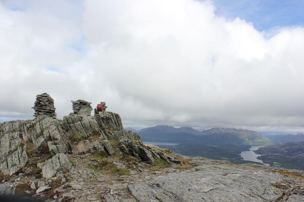 Tyskenghatten 538 moh 3,2 km Parker langs Fv 771 ved Sørgutvikvatnet.